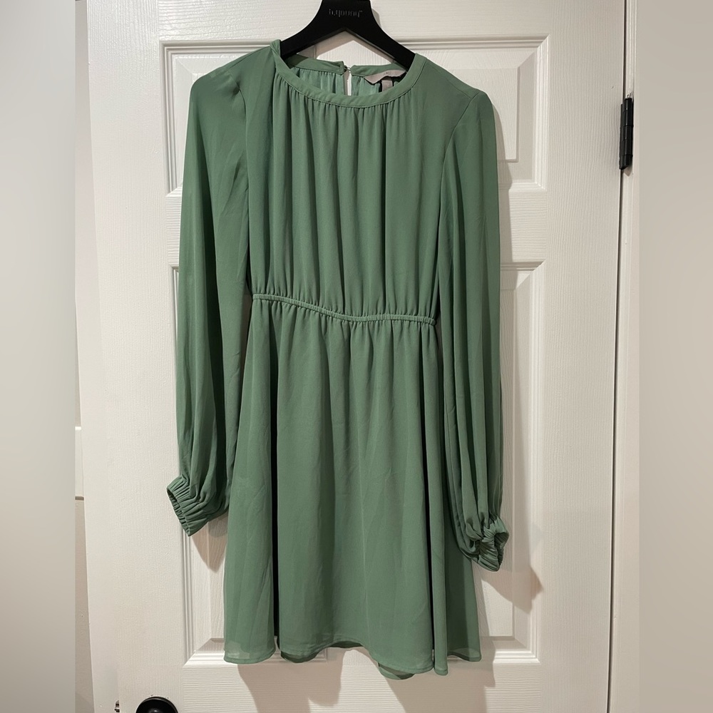 H&M Size 4/EUR 32 Soft Green Long Sleeve Dress